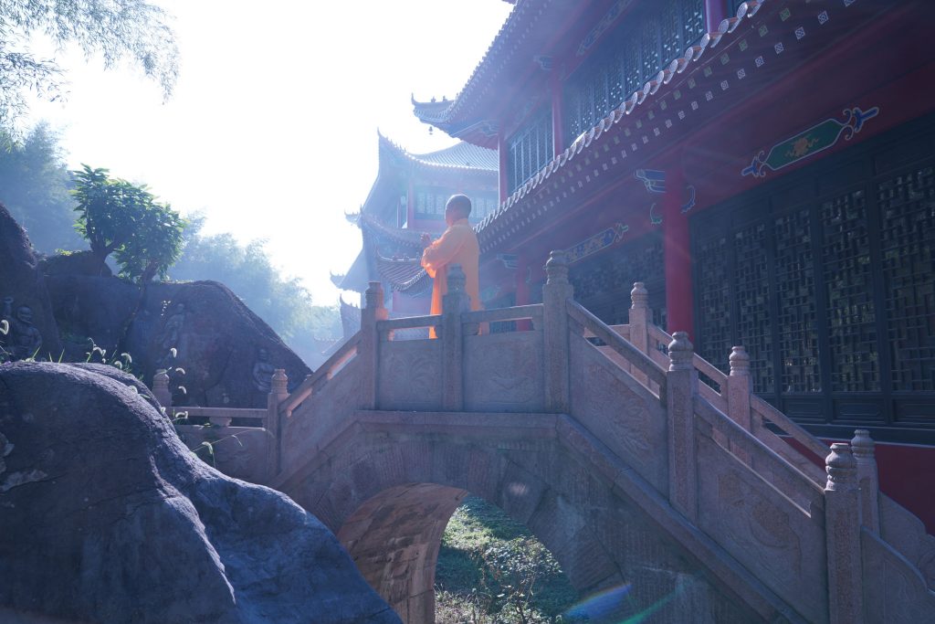 僧与石头，石上之僧，大道无形，自在其中