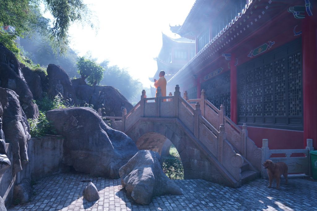 僧与石头，石上之僧，大道无形，自在其中