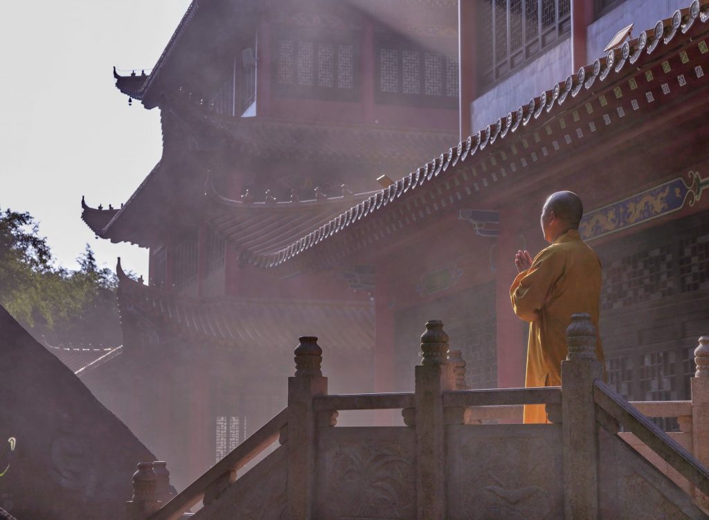 僧与石头，石上之僧，大道无形，自在其中