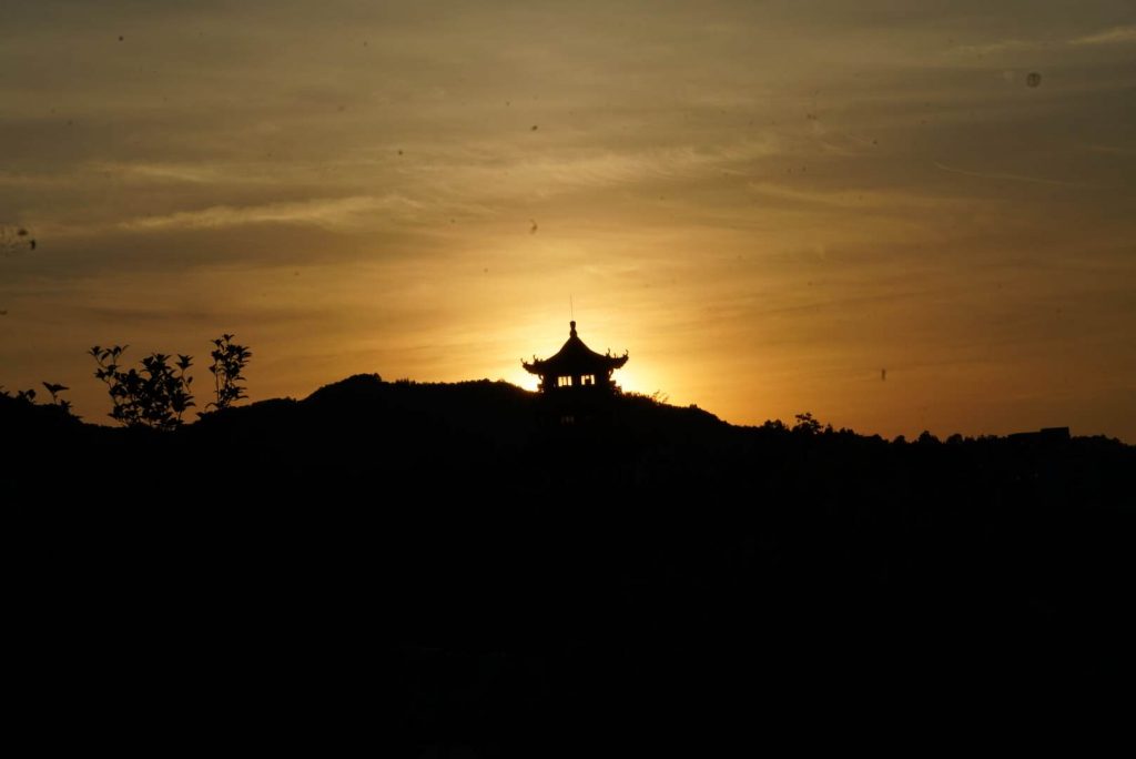 夕阳下的山与亭
